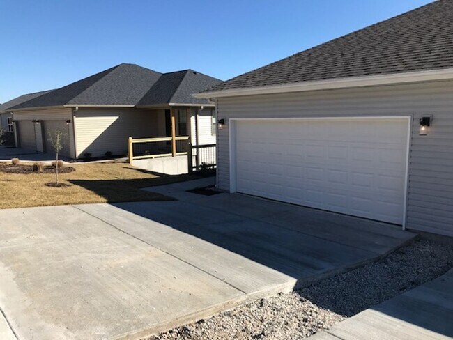 Foto del edificio - 3 Bedroom 2 Bath 2 Car Garage For Rent in Branson MO