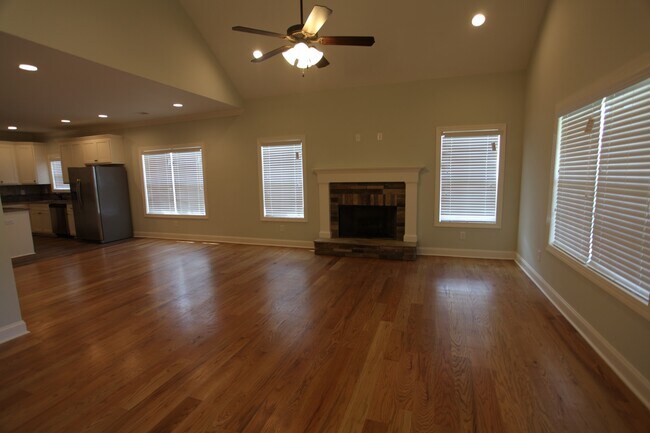 Foto del edificio - 3Bed/2bath Residential House off of Runningvine!!!
