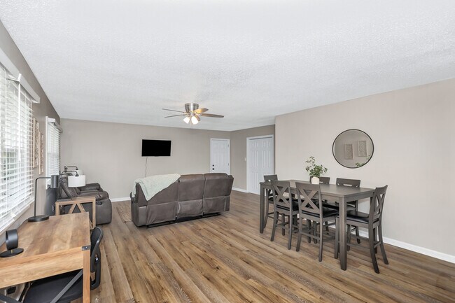 Foto del edificio - 2406 Shady Lane Dr NW
