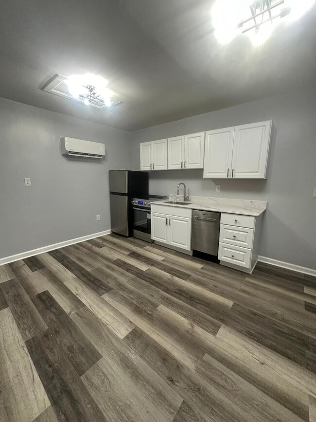 Building Photo - 824 E 39th St