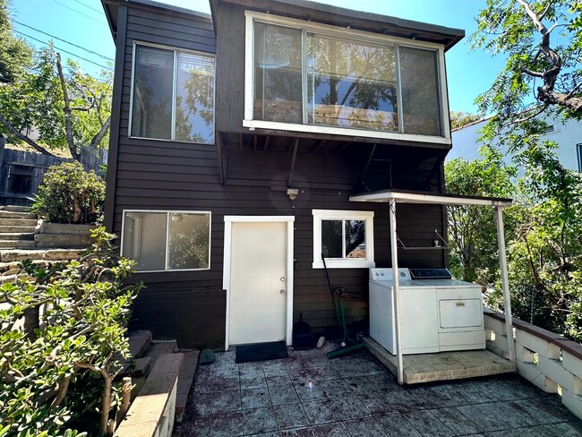 Building Photo - Charming house 1 bed - 1 bath with Fantast...