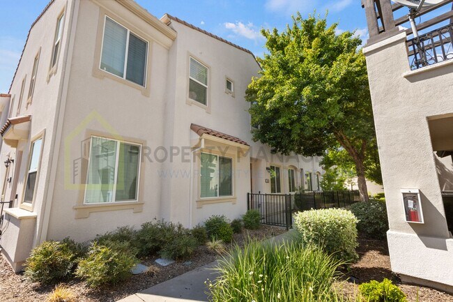 Foto del edificio - For Rent: Stylish 3-Bedroom Townhouse with...