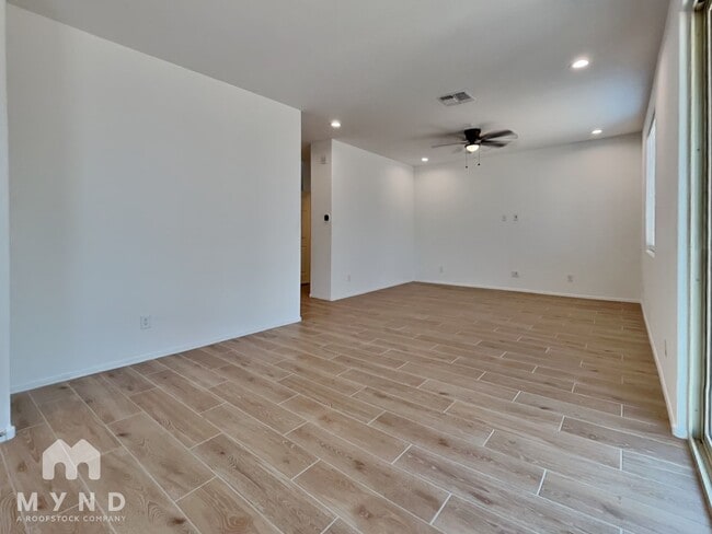 Building Photo - 10758 W McKinley St
