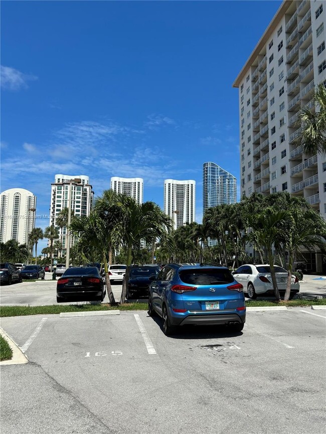 Foto del edificio - 400 Kings Point Dr