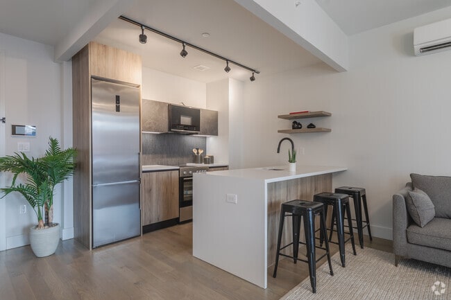 Interior Photo - 885 Rogers Plaza