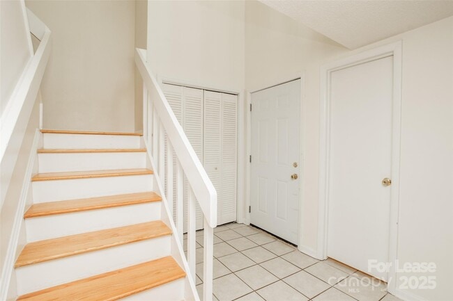 Building Photo - 3209 Windbluff Dr