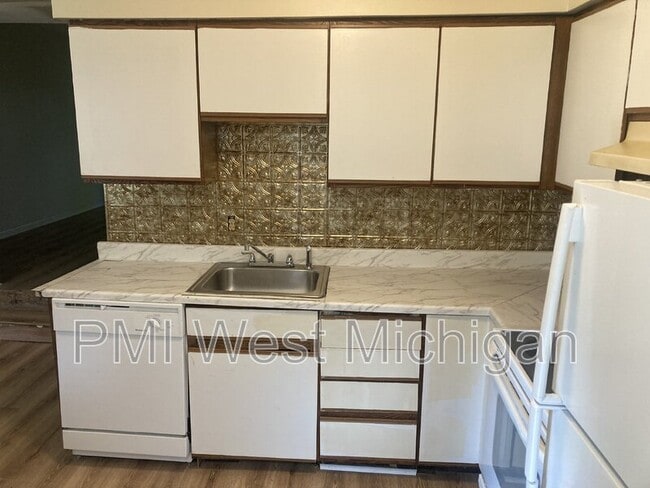 Building Photo - 6059 In the Pines Dr SE