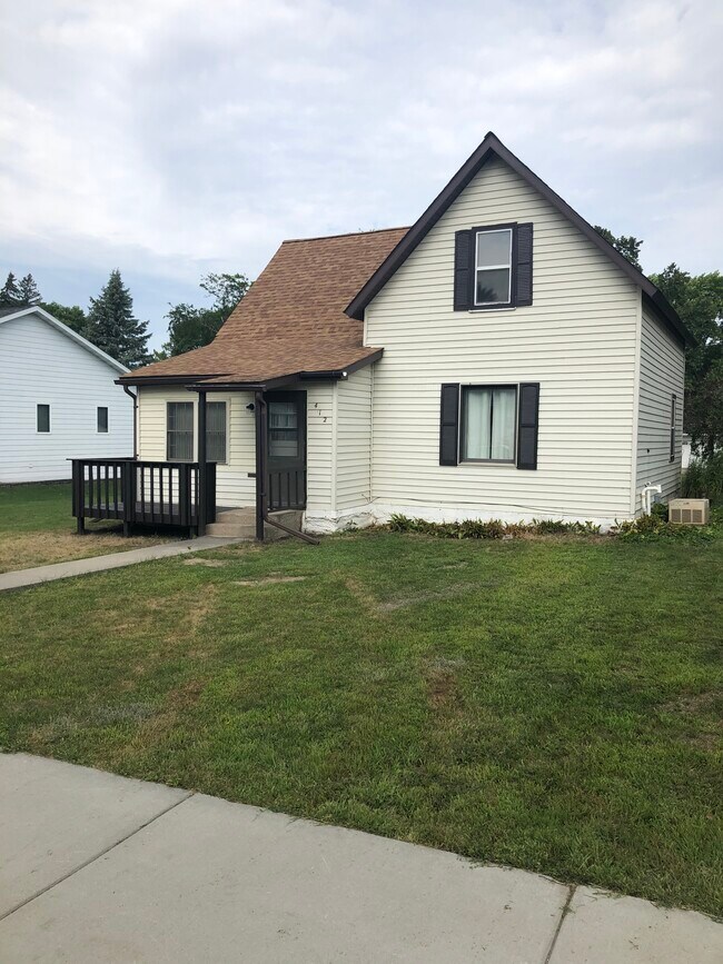 Foto del edificio - 412 Lac Qui Parle Ave N