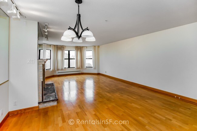 Foto del edificio - Spacious, 2BR/2BA with lots of light!