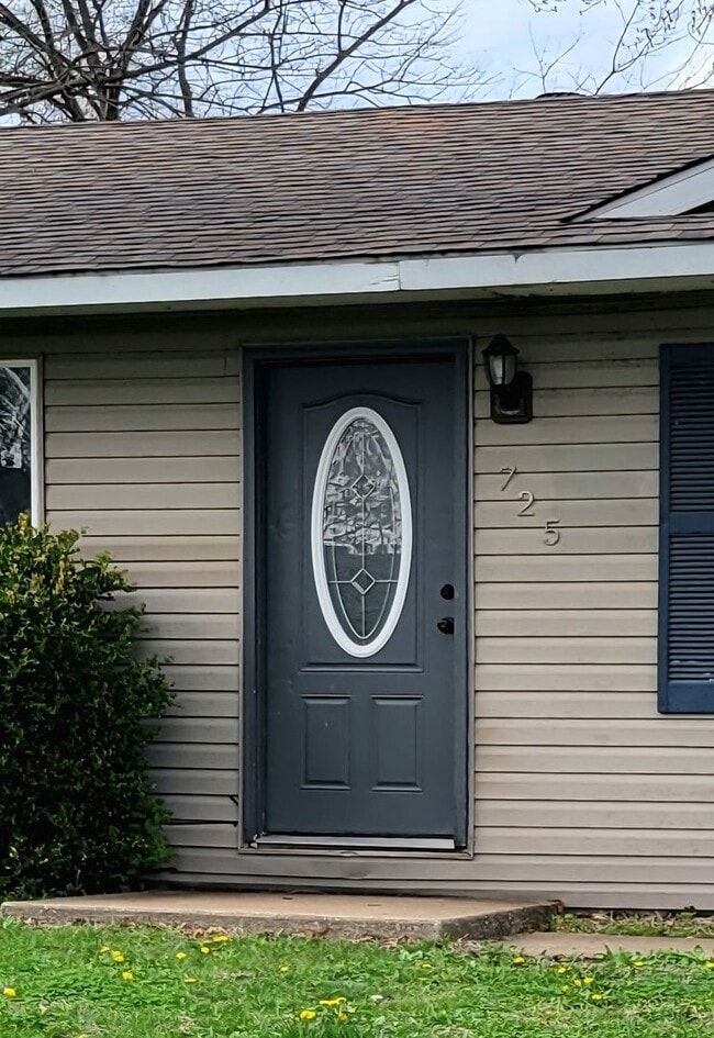 Photo - Renovated and Move In Ready...725 Ashland, Mitchell, IL 62040 House