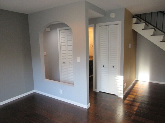 Building Photo - Beautiful spacious 2 bedroom 1.5 bath