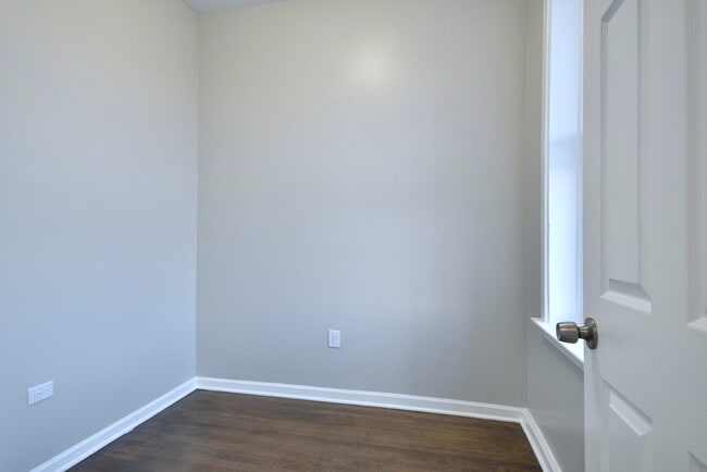 Building Photo - 4105 W 21st Pl