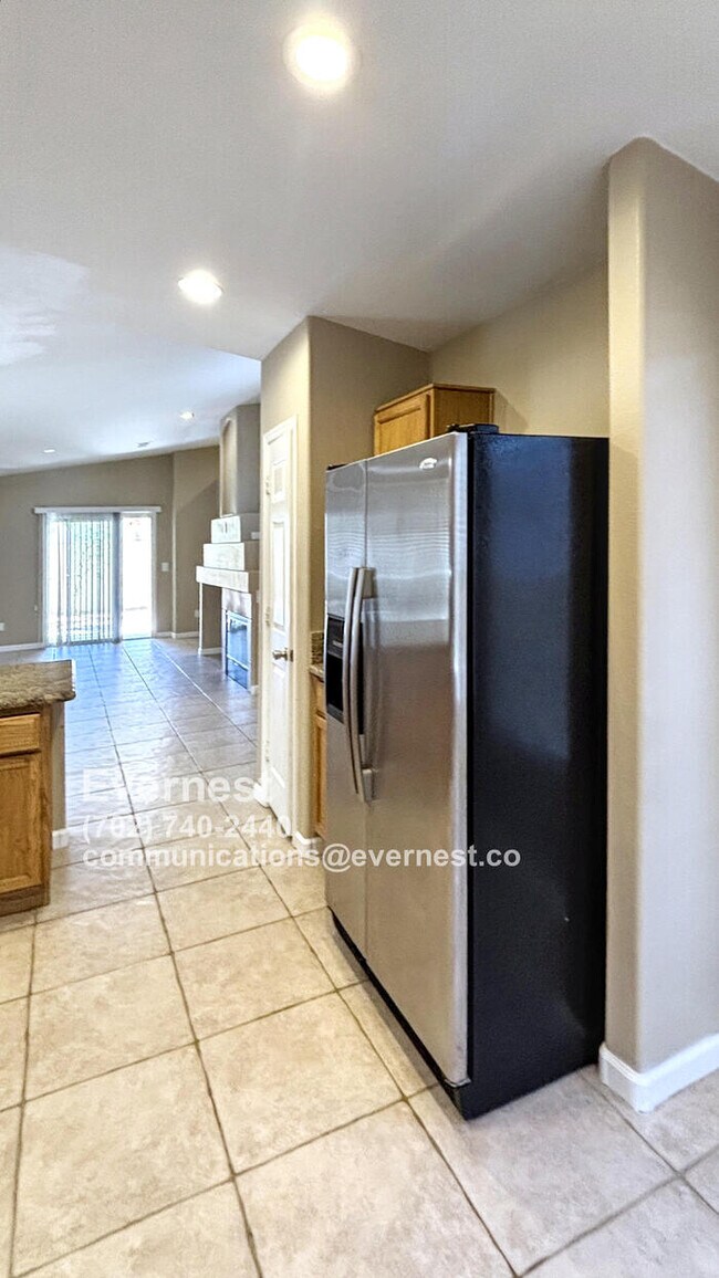Foto del edificio - Lovely 3-Bedroom Home with Fireplace and M...