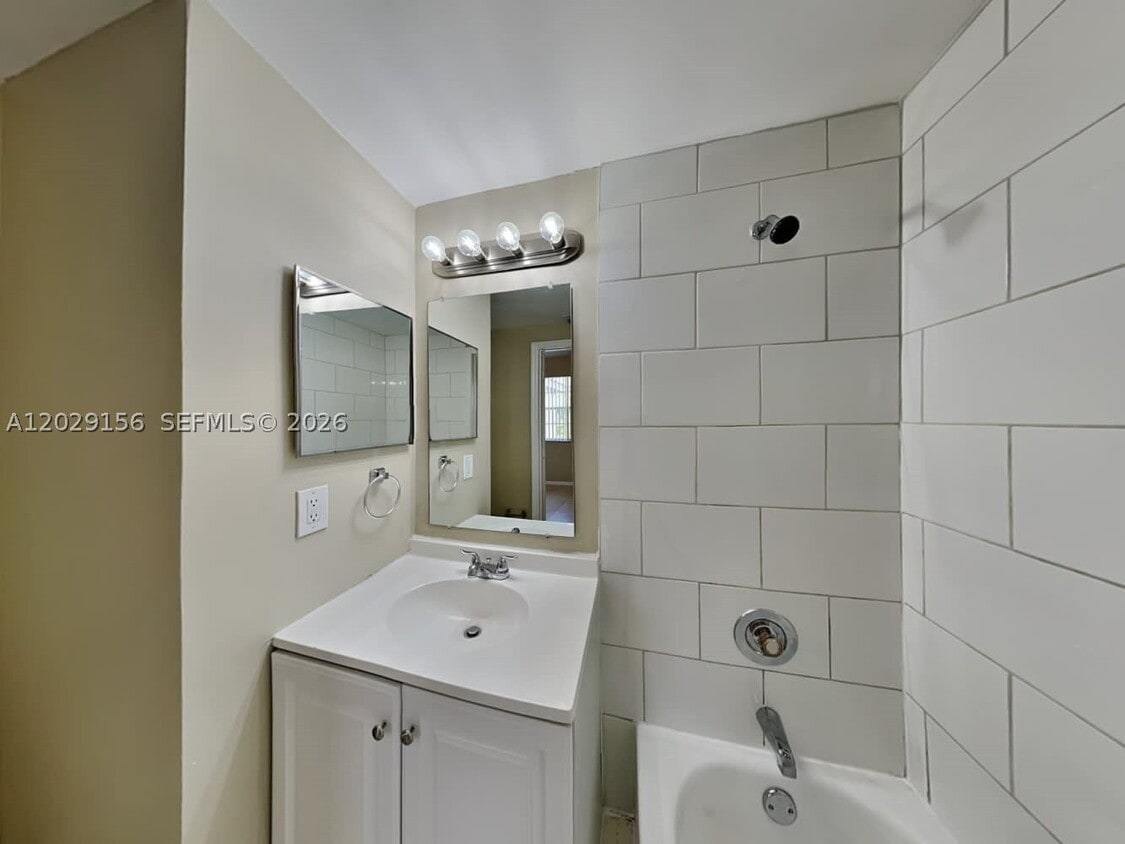 Foto del edificio - 741 SW 148th Ave