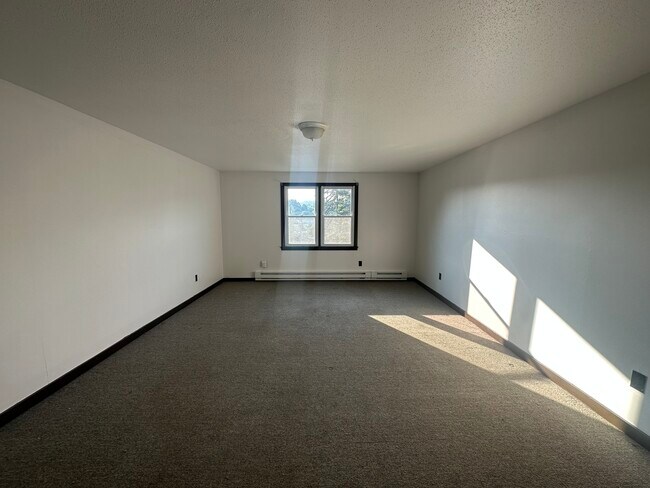 Building Photo - 220 Farmington Ave