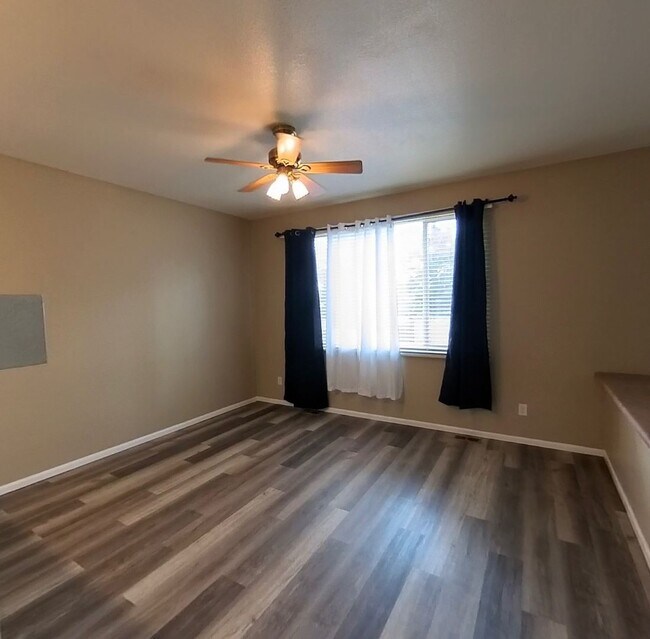 Foto del edificio - 3 bedroom 2.5 bath 2 car garage with A/C