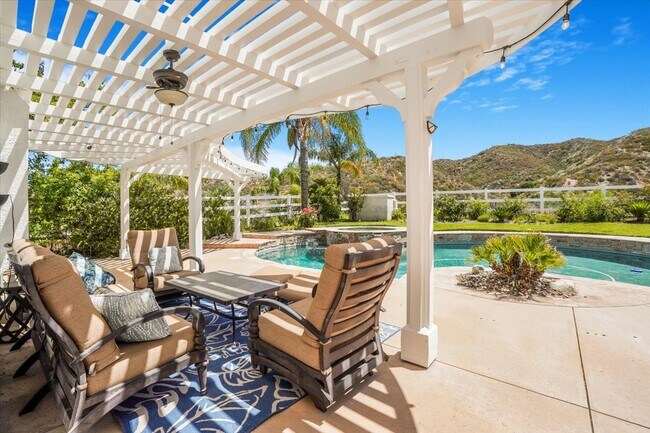 Foto del edificio - 15257 Saddleback Rd