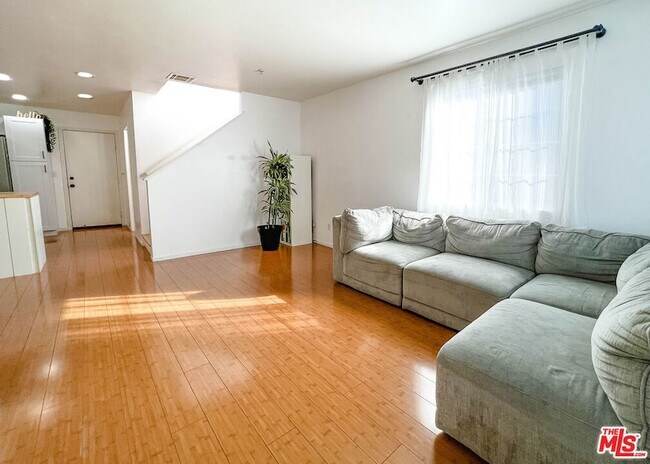 Building Photo - 208 W Walnut Avenue Unit A