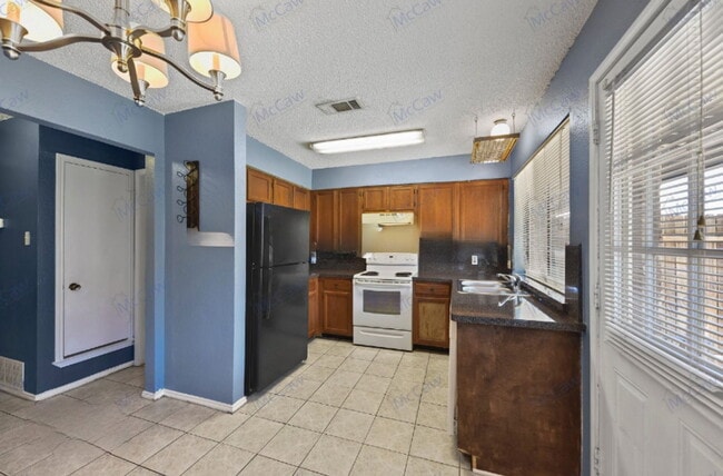 Building Photo - 800 Bluebonnet Dr