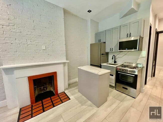 Foto del edificio - European-Style 1 Bedroom with Private Gard...