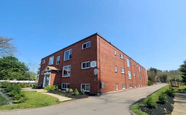 Building Photo - 495 Elmwood Dr