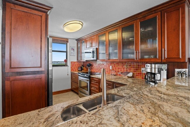 Building Photo - 9940 S Ocean Dr