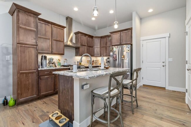 Foto del edificio - 5120 Longshaw Ct