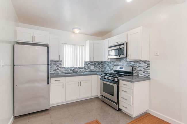 Building Photo - 2BD/1BA Upstairs Apartment right by Sail Bay! w/ Parking AND Laundry! Only $2,995/mo