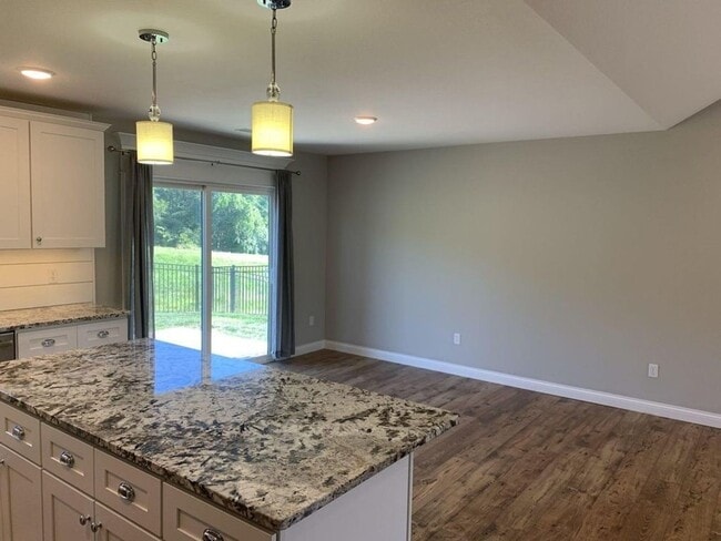 Building Photo - 3 Bed 2.5 Bath House, off Old Plank Rd