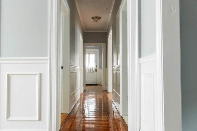 Building Photo - Edgewood View