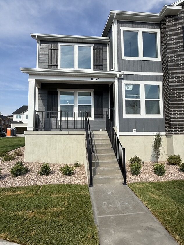 Primary Photo - 1033 N Canvasback Dr