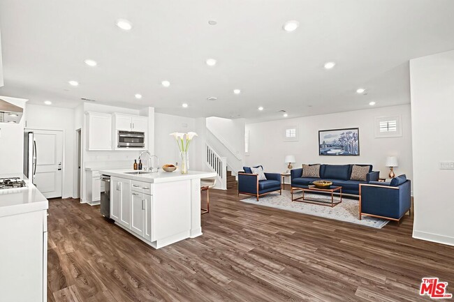 Foto del edificio - 12379 Primrose Ave