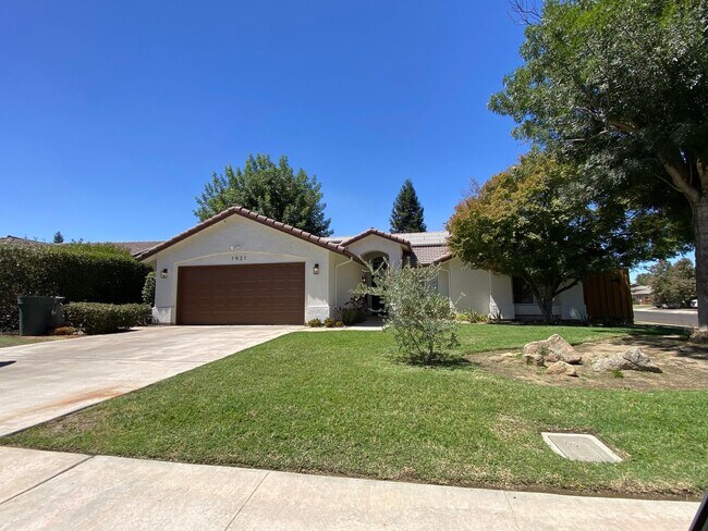 Foto del edificio - NW Visalia Home with pool Available soon