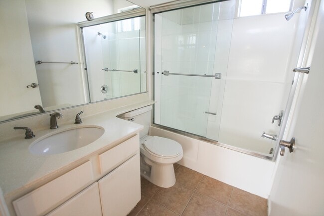 Building Photo - 15040 Moorpark St