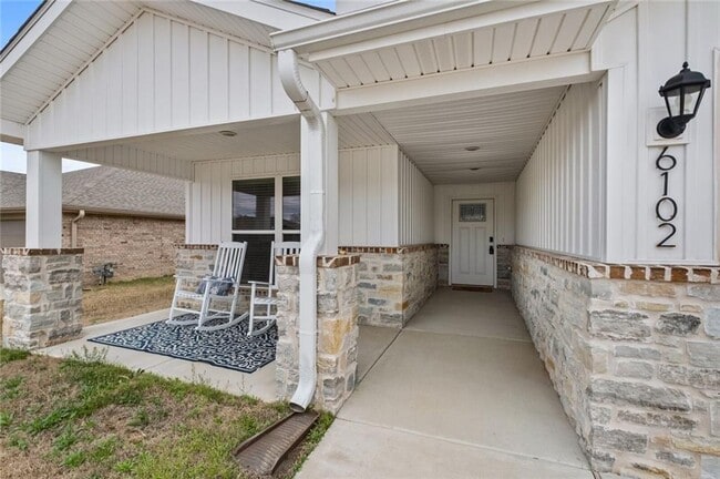 Building Photo - 6102 NW Hoover St