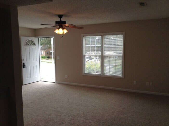 Foto del edificio - 810 Pine Street // Spacious 3 bedroom 2 ba...