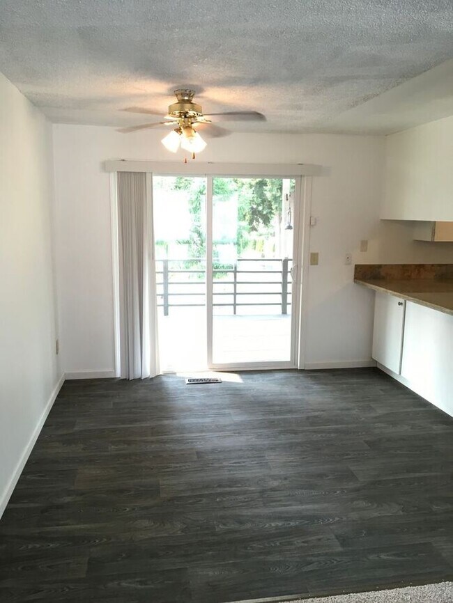 Foto del edificio - Available NOW!  Large 3bdr 2 bath Tacoma home