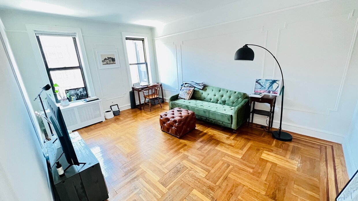 Primary Photo - Bright, extra large 1 bed in Sunnyside