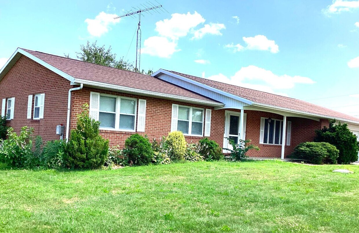 Primary Photo - Spacious 3-Bed, 2.5-Bath Ranch-Style Home ...