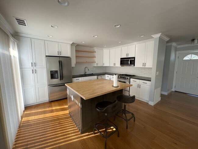 Building Photo - 4 Bedrooms in College Greens