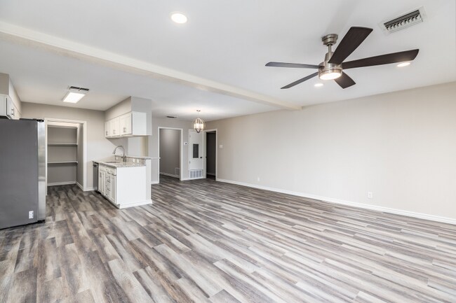 Foto del edificio - 7210 Grass Valley Dr