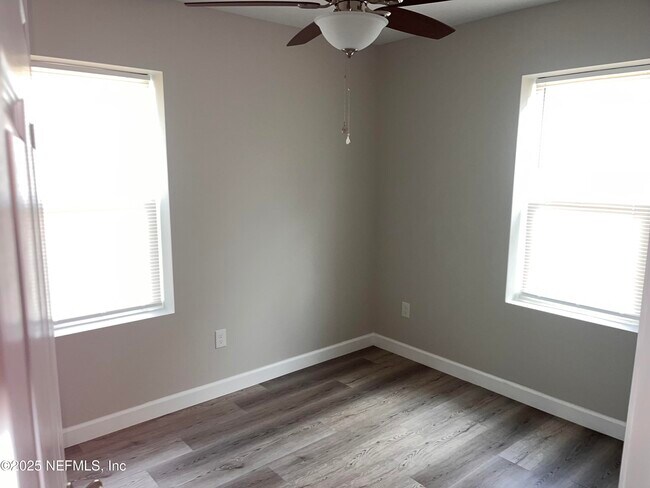 Foto del edificio - 2129 Kingswood Rd