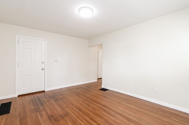 Foto del edificio - 1448 Elmwood Ave