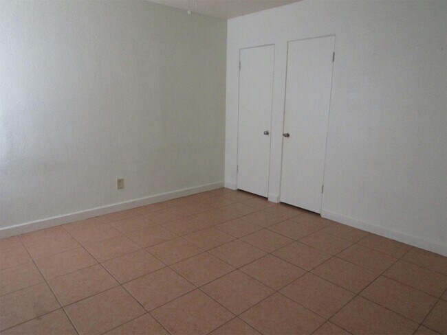 Building Photo - 606 Lorraine Cir