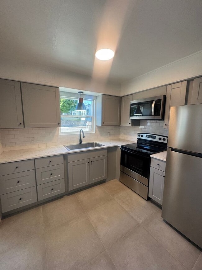 Building Photo - NEWLY RENOVATED 2 BED/1 BATH - MODERN COMF...