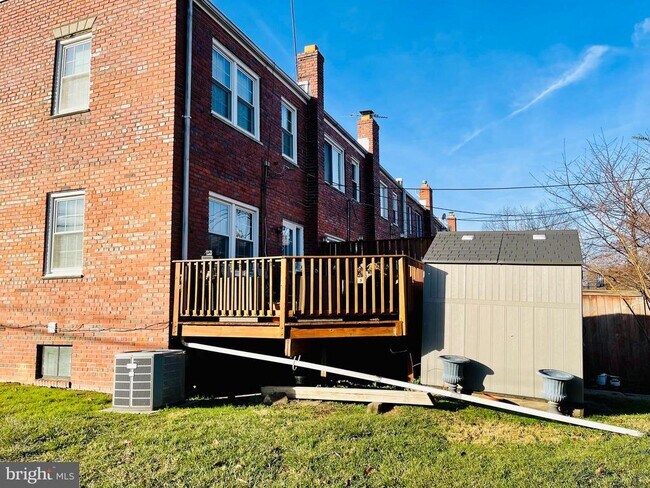 Building Photo - 1601 Princess St