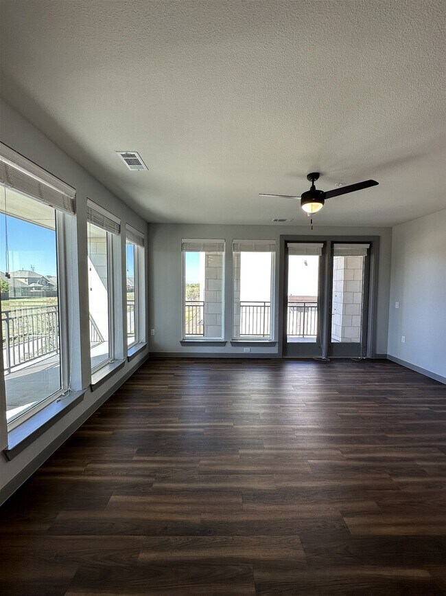 Building Photo - 10024 Blue Mound Road Apt #61103, Fort Wor...