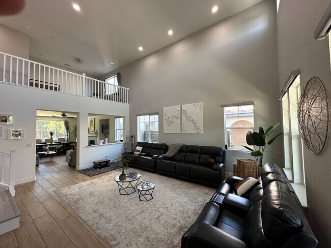 Building Photo - 130 Vella Cir