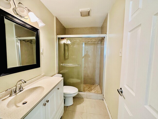 Building Photo - 925 Macy St