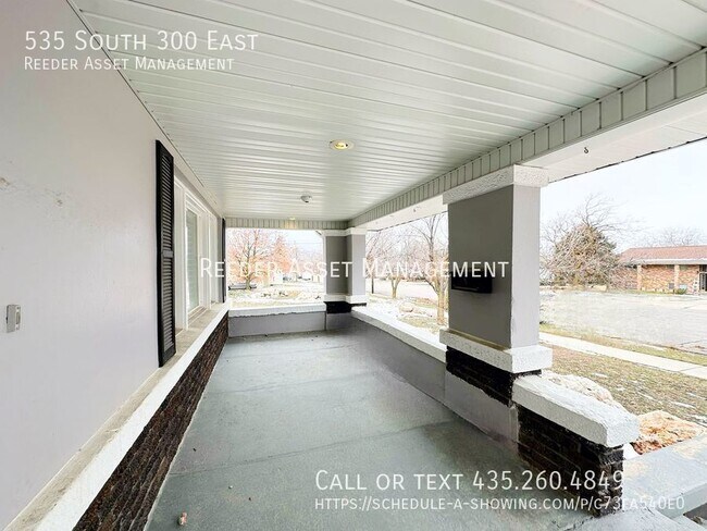 Foto del edificio - 5 Bed 2 Bath home with HUGE heated 3 car g...